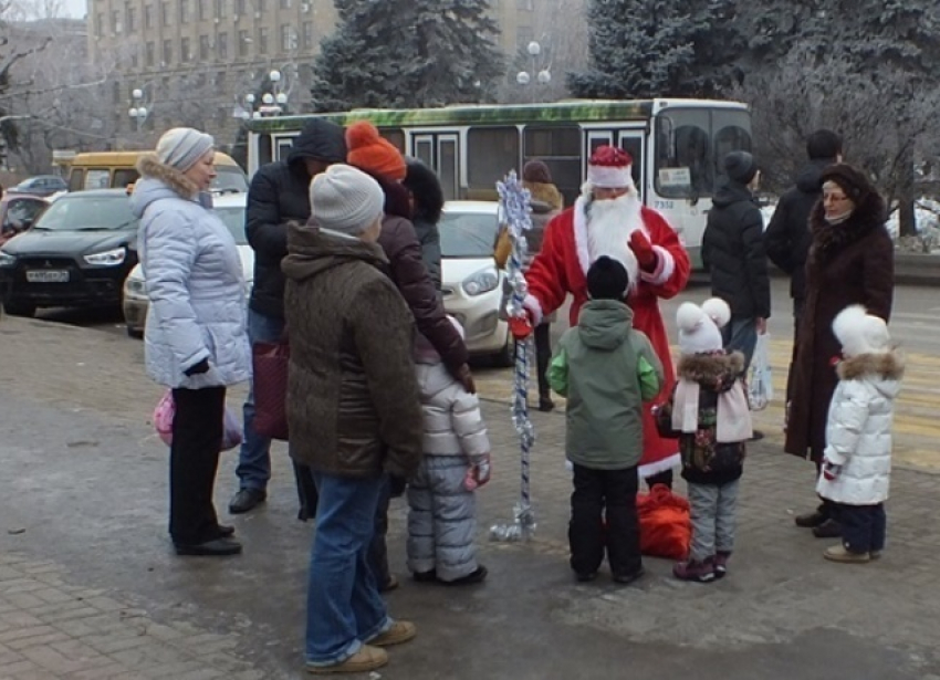 Снегурочки и Деды Морозы три дня будут дарить новогоднее настроение жителям Волгограда