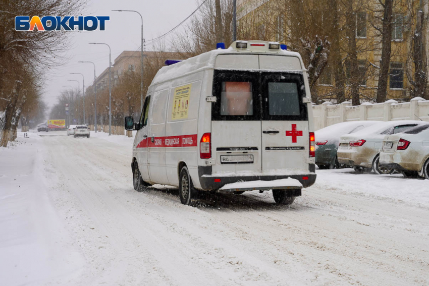 Скорая застряла в нерасчищенном от снега дворе в Волгограде