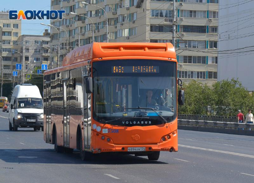 Элитная иномарка подрезала автобус в Волжском