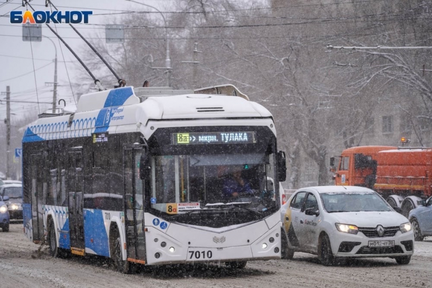 "Тебя током ударит": юного «зацепера» на троллейбусе сняли на видео в Волгограде 
