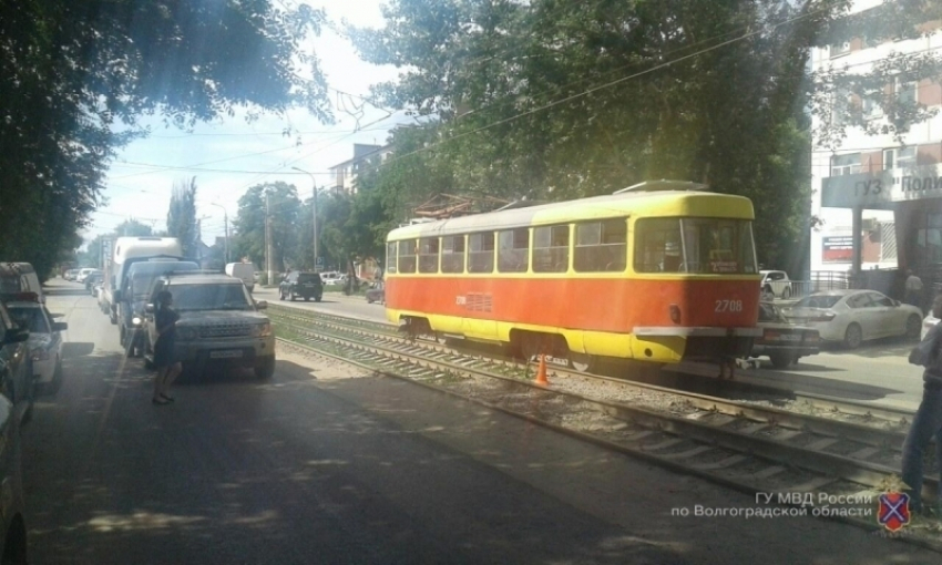 В Волгограде двое пенсионеров пострадали, попав под трамвай
