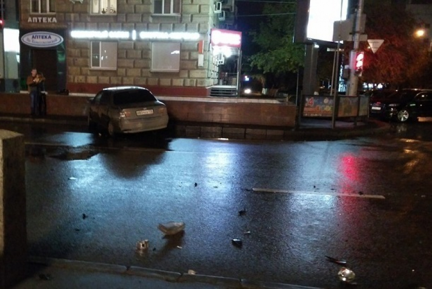 Авто улетело в ограждение подземки после лобового столкновения в центре Волгограда