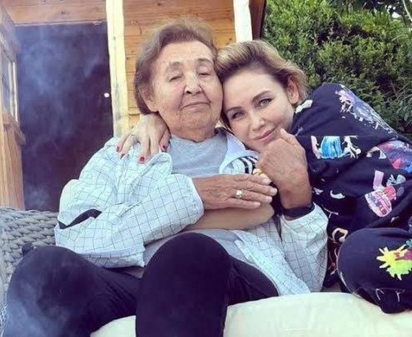 Пить кумыс и ходить в баню: Ляйсан Утяшева раскрыла секреты долголетия