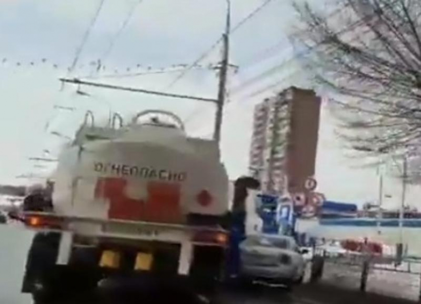 Бензовоз протаранил и «зажал» иномарку при въезде на АЗС в Волгограде
