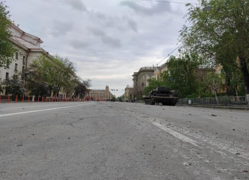 Танки раскрошили асфальт на улице Мира в Волгограде после парада Победы
