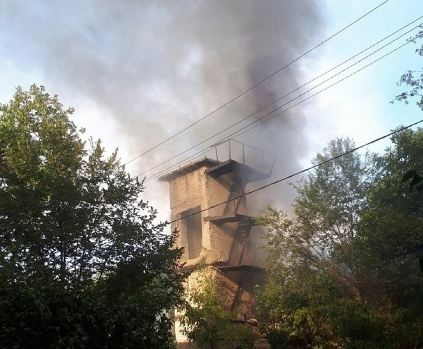 Здание бывшей котельной вспыхнуло на севере Волгограда 