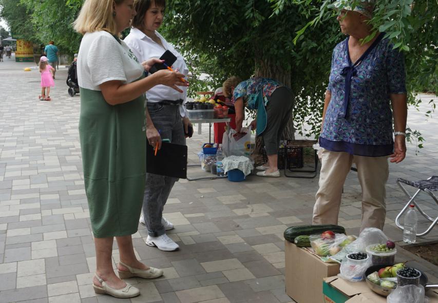 В Волгоградской области ежедневно «гоняют» уличных торговцев с ягодами и кабачками