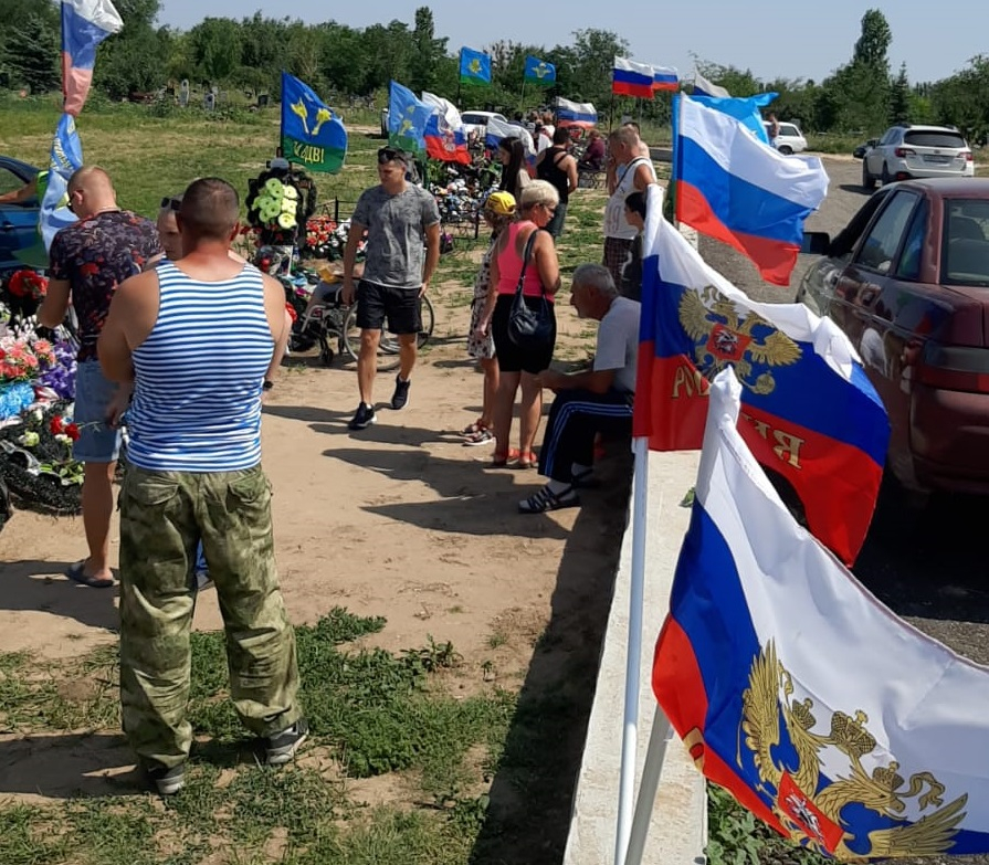 У могил погибших на Украине десантников начали праздновать День ВДВ в Камышине