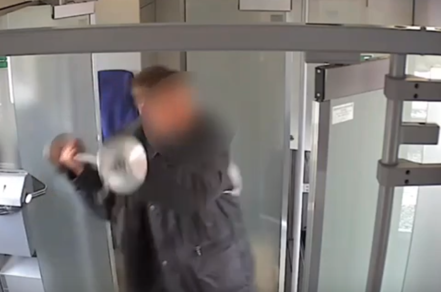 Волгоградец разгромил вагон метро в Москве: видео