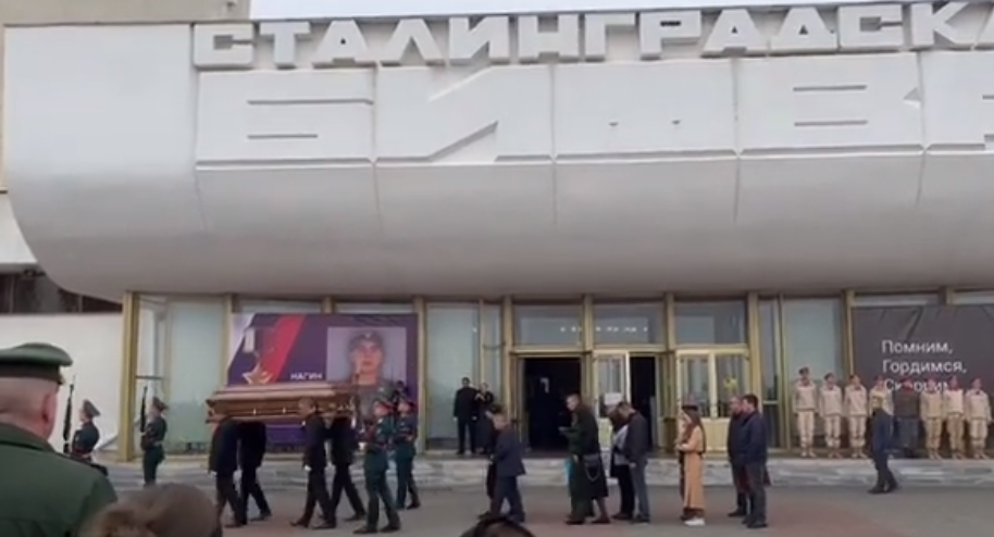 Колонна людей и байкеры попали на видео проводов в последний путь бойца «Вагнера» в Волгограде