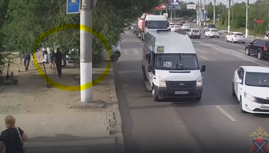 Наезд джипа на двух женщин на остановке в Волгограде попал на видео