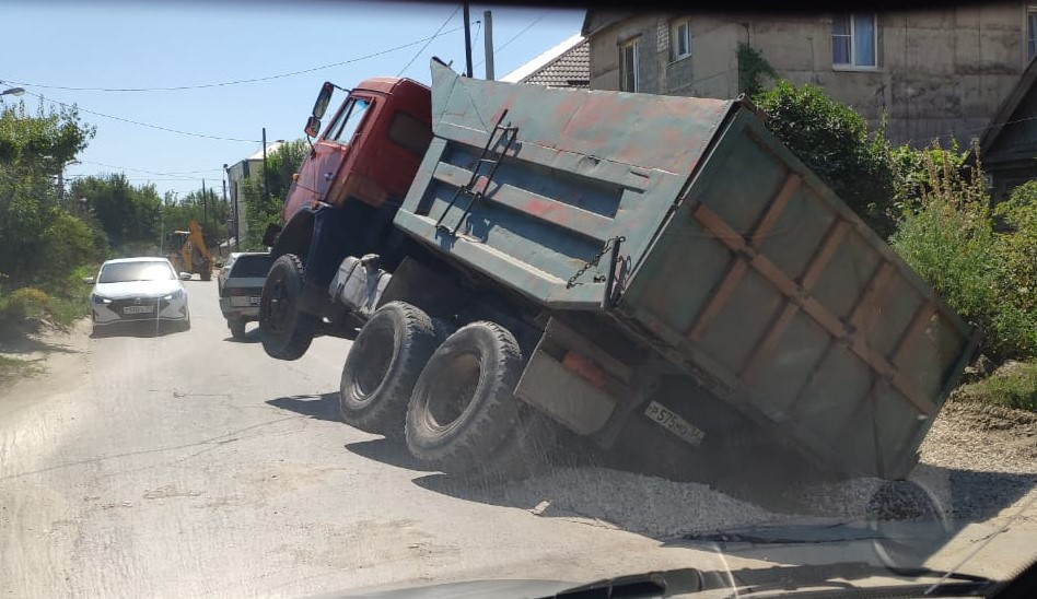 Грузовик из-за дорожных работ свалился в глубокую яму на обочине в Волгограде