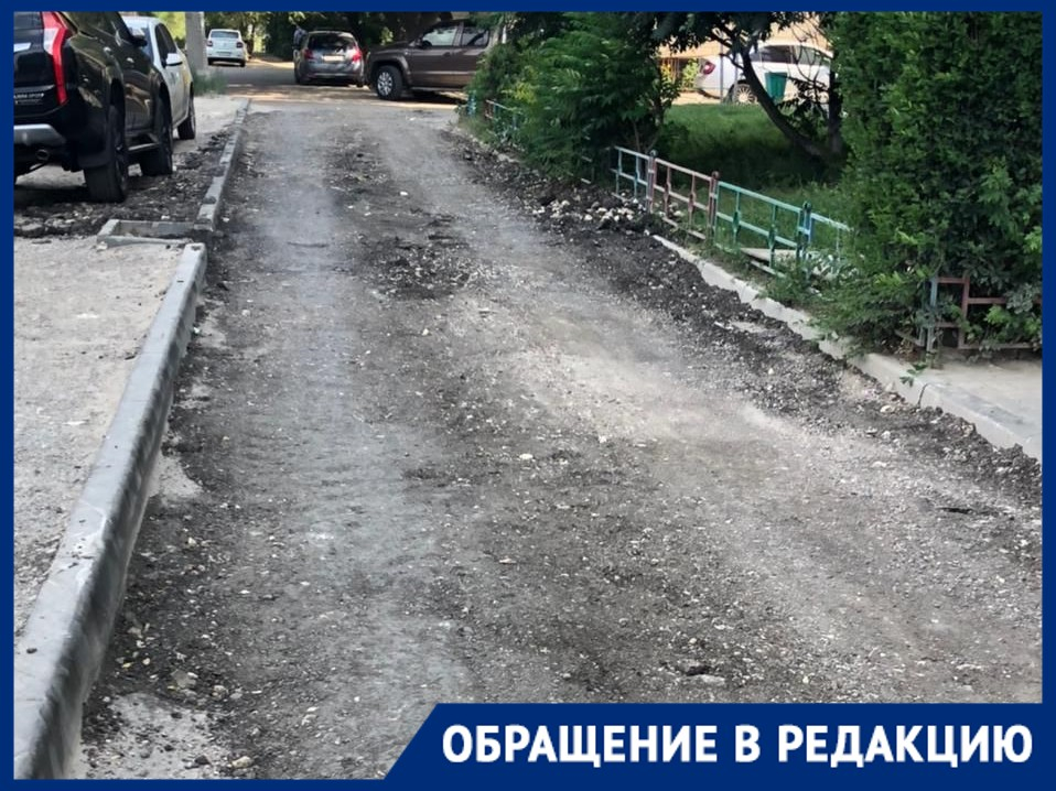 При ремонте дороги на Новодвинской в Волгограде решили оставить главную яму
