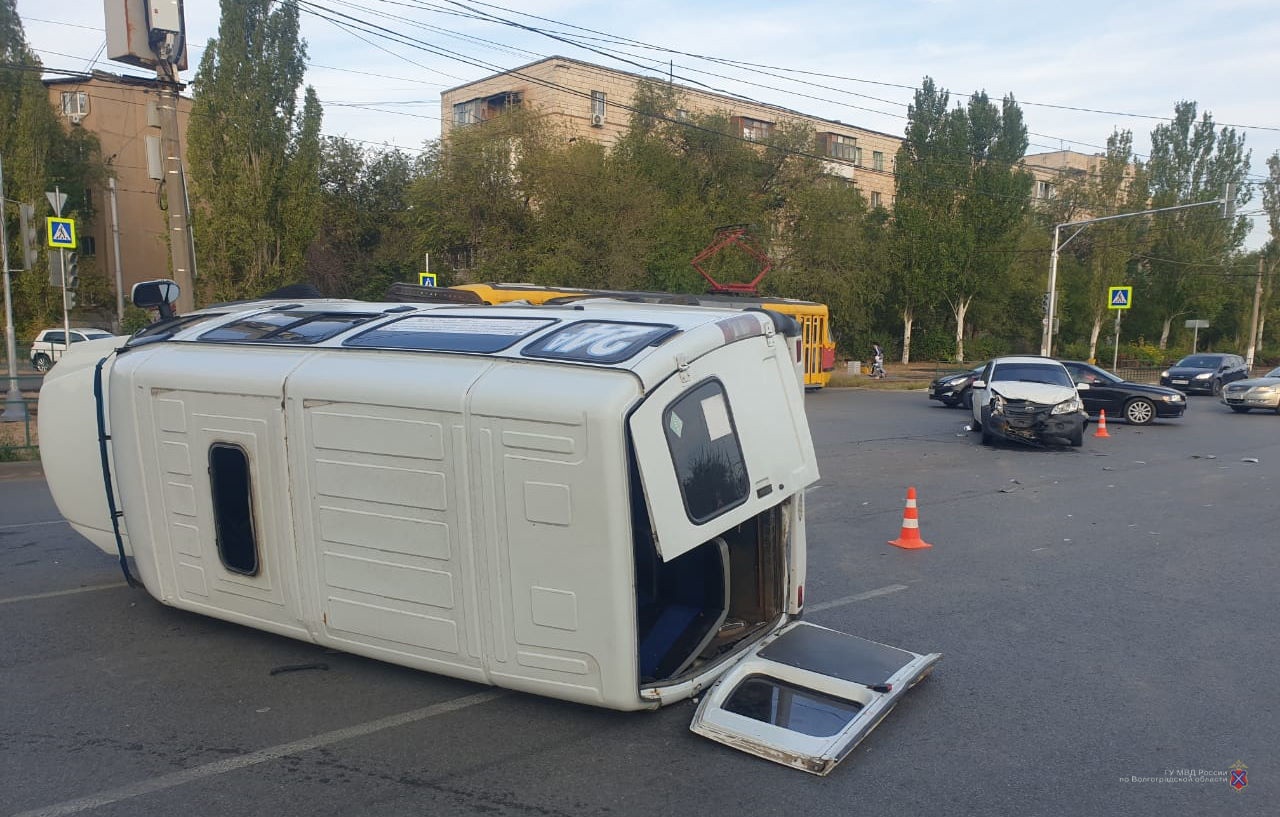 Маршрутка с пассажирами перевернулась в Волжском