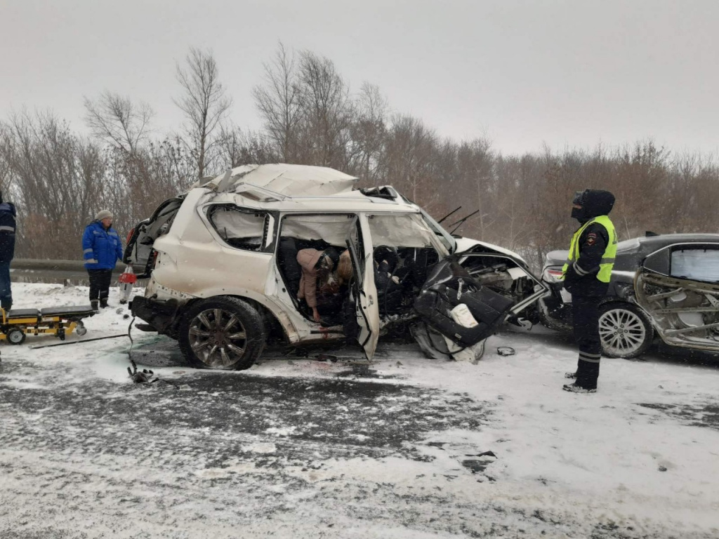 В реанимации спасают мужчину, выжившего в ДТП на волгоградской трассе: жена  и дочь погибли