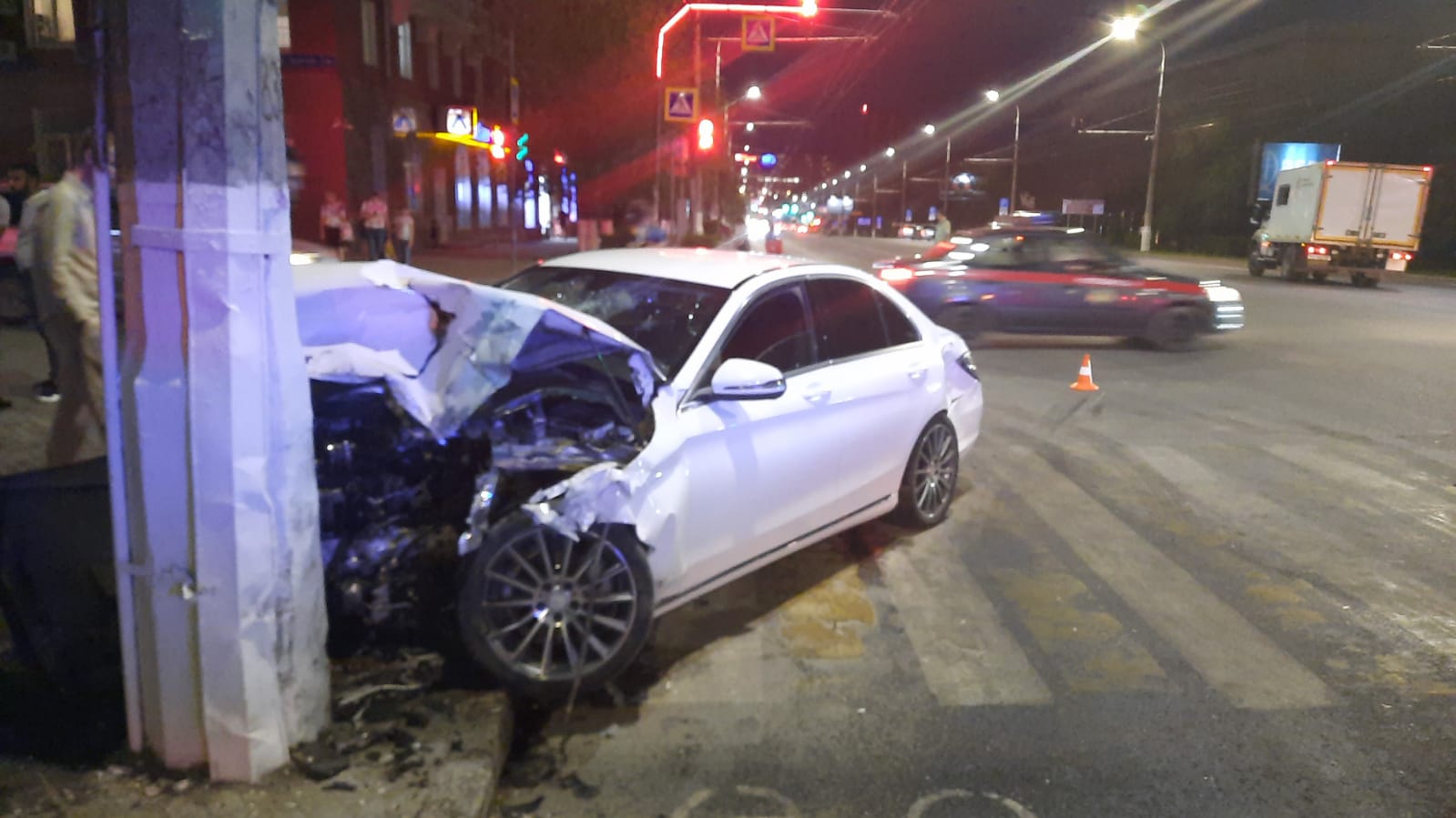 Два водителя в больнице: видео с места автокатастрофы в центре Волгограда