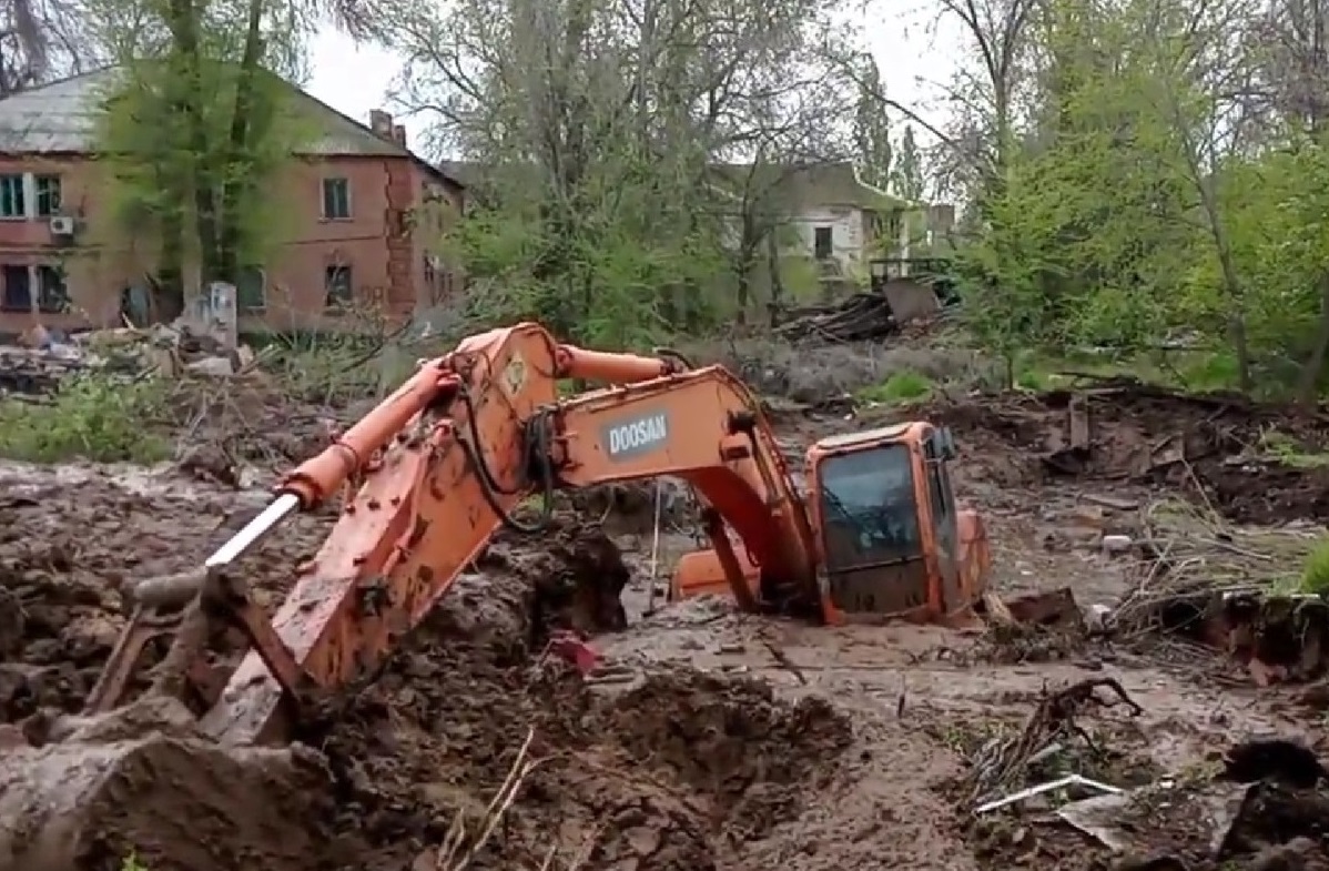 Экскаватор провалился под землю в Волгограде: видео