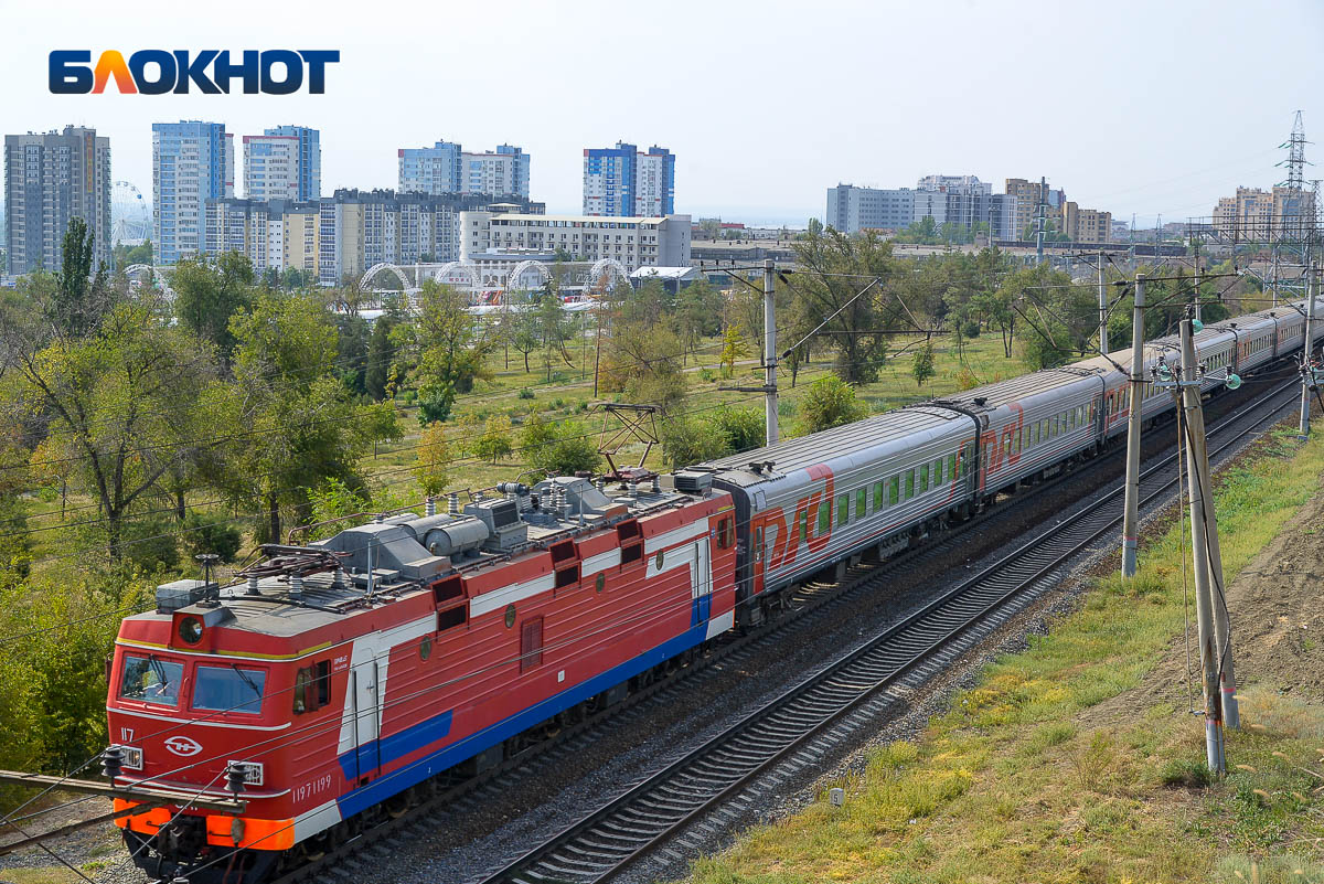 Ржд воронеж ростов. Станция Волгоград 1. Пассажирский поезд. Поезд Волгоград. Железная дорога Волгоград.