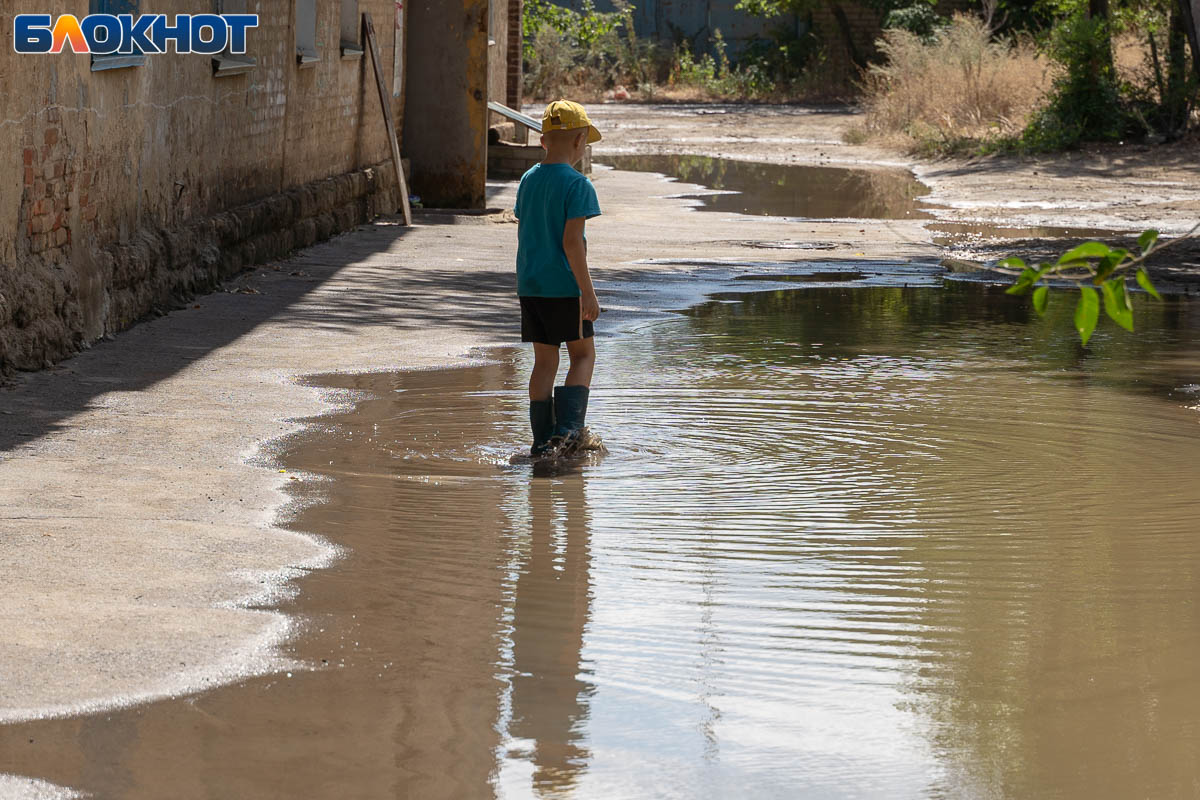 Дорога ушла под воду на юге Волгограда