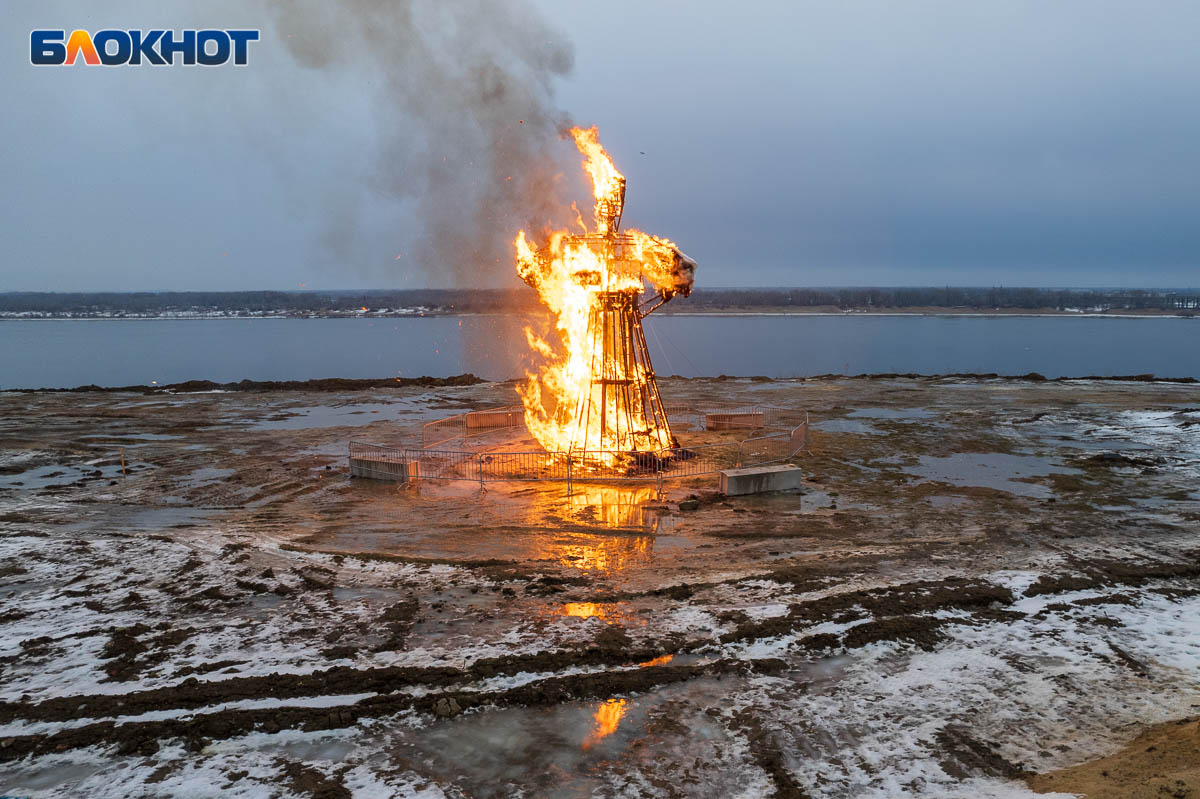 В Волгограде готовятся сжечь восьмиметровое чучело Масленицы в цветастом  сарафане