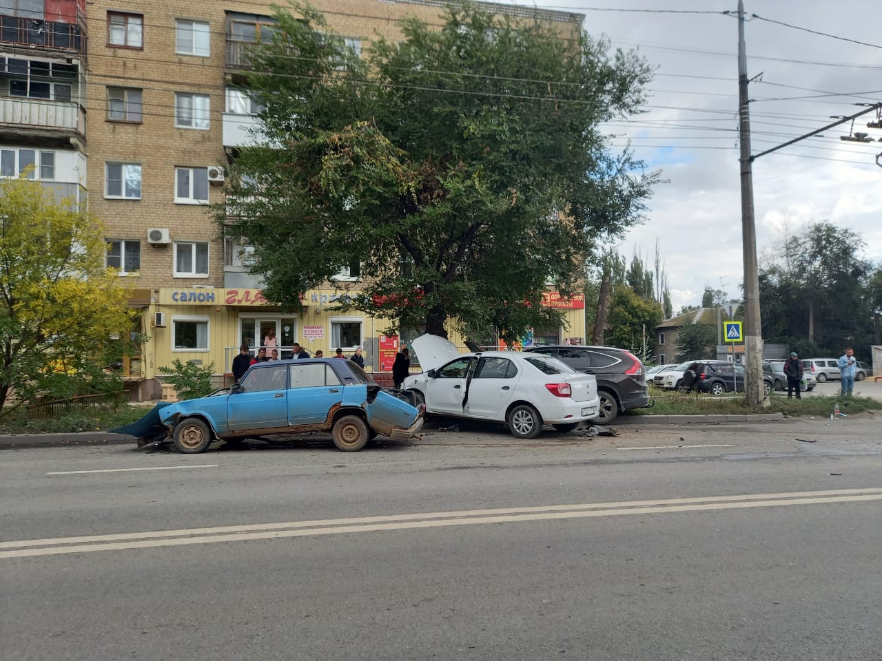 У «Жигули» оторвался багажник: фото с массового ДТП с пострадавшими в  Волгограде