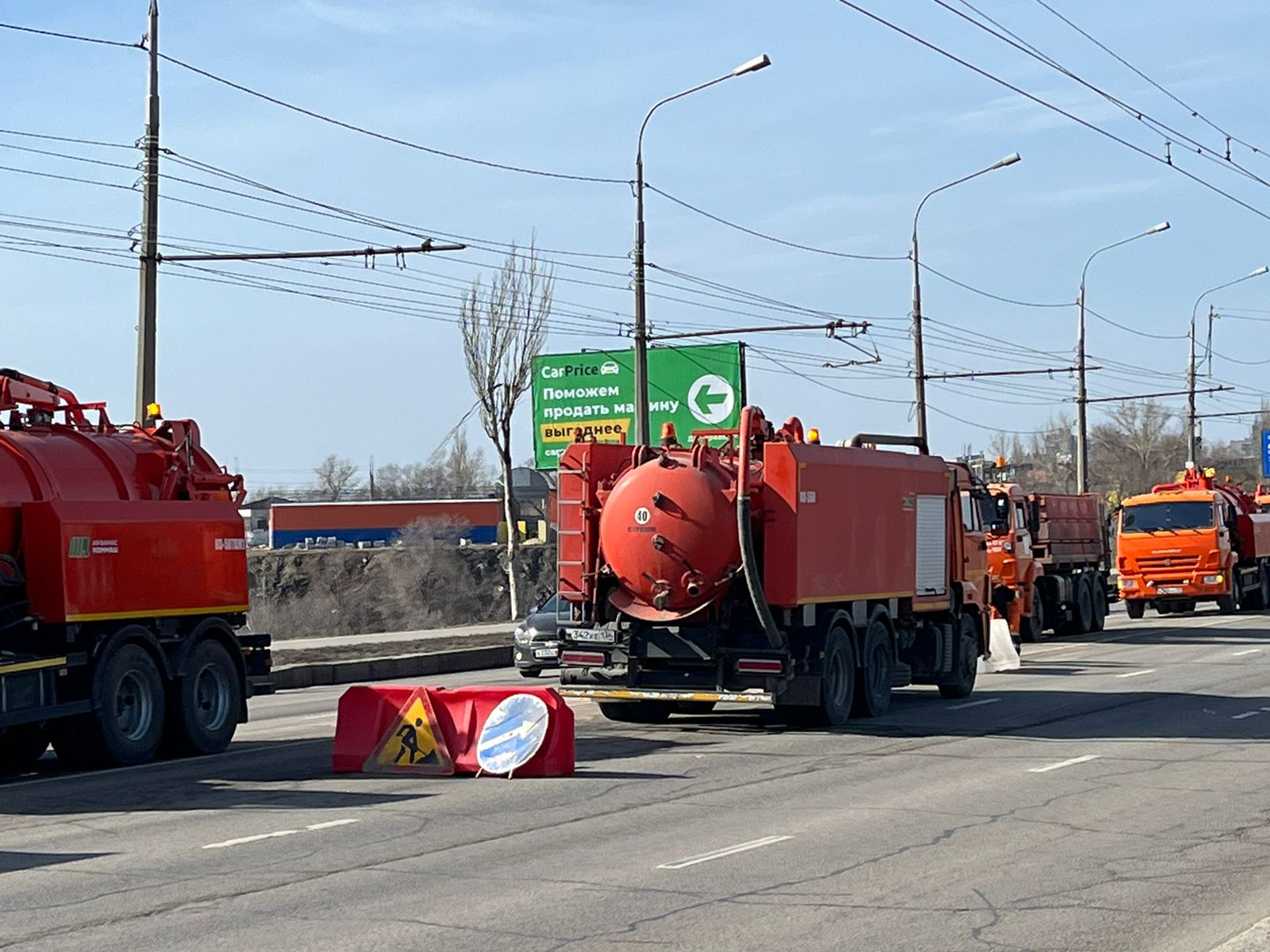 Кусок асфальта провалился на дамбе на севере Волгограда