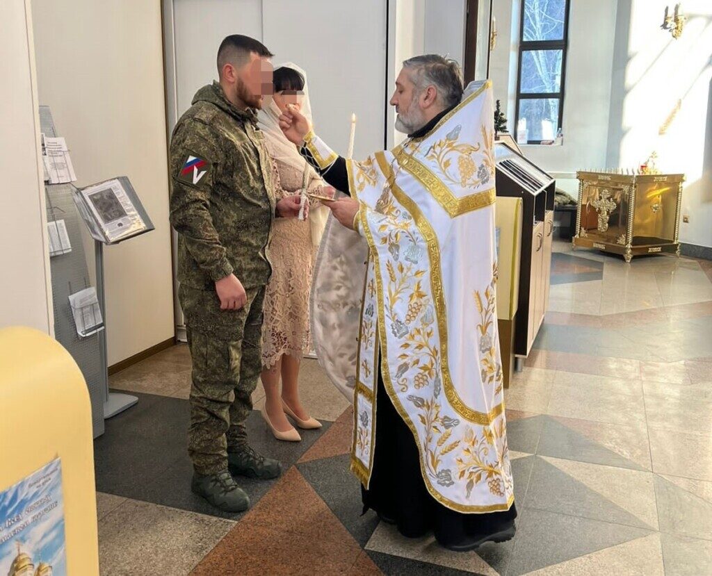 На Мамаевом кургане в Волгограде священник венчал участника СВО: сослуживцы  поддержали бойца