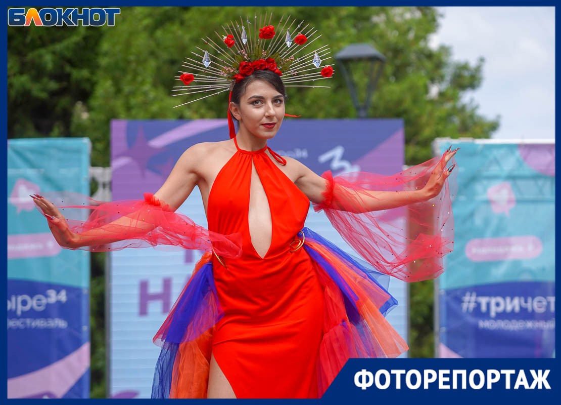 Люди в эпатажных нарядах замечены в центре Волгограда