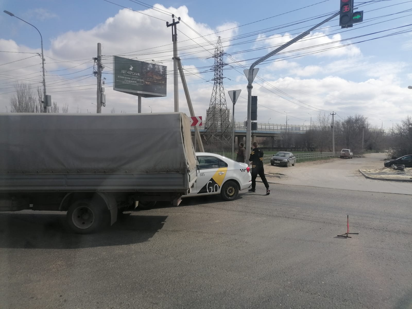 Столкновение такси с «ГАЗелью» перекрыло движение по Второй продольной в  Волгограде