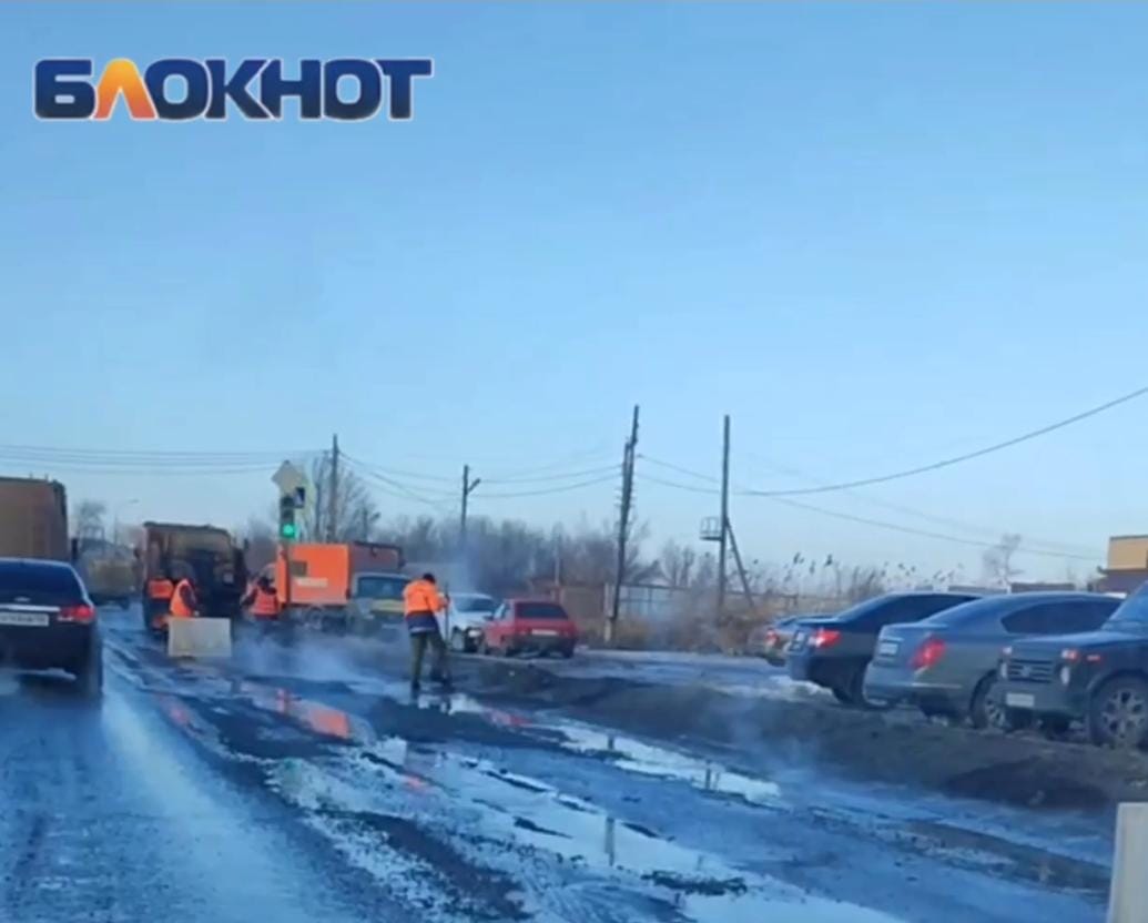 В Волгограде дорожники решили класть асфальт прямо в лужи