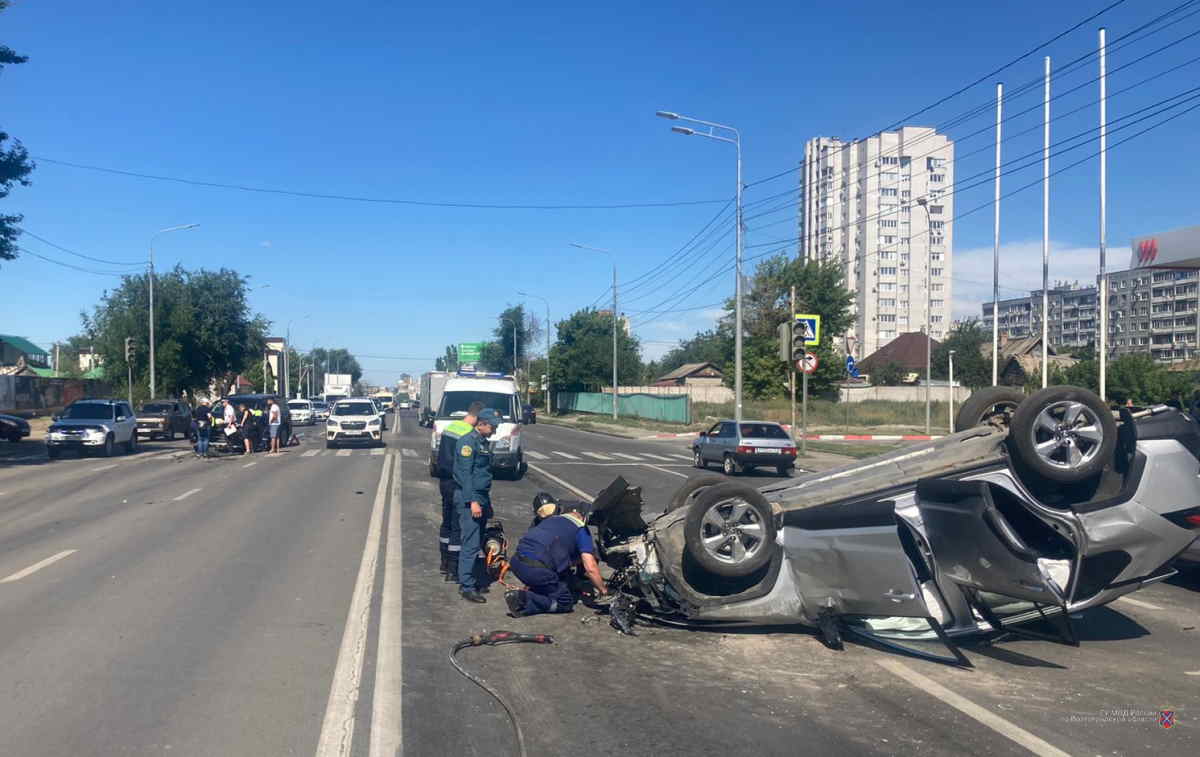 На видео попало ДТП с перевернувшейся иномаркой в Волгограде