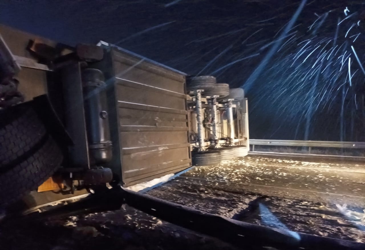 Двойное ДТП с переворотом устроила фура на ночной волгоградской трассе