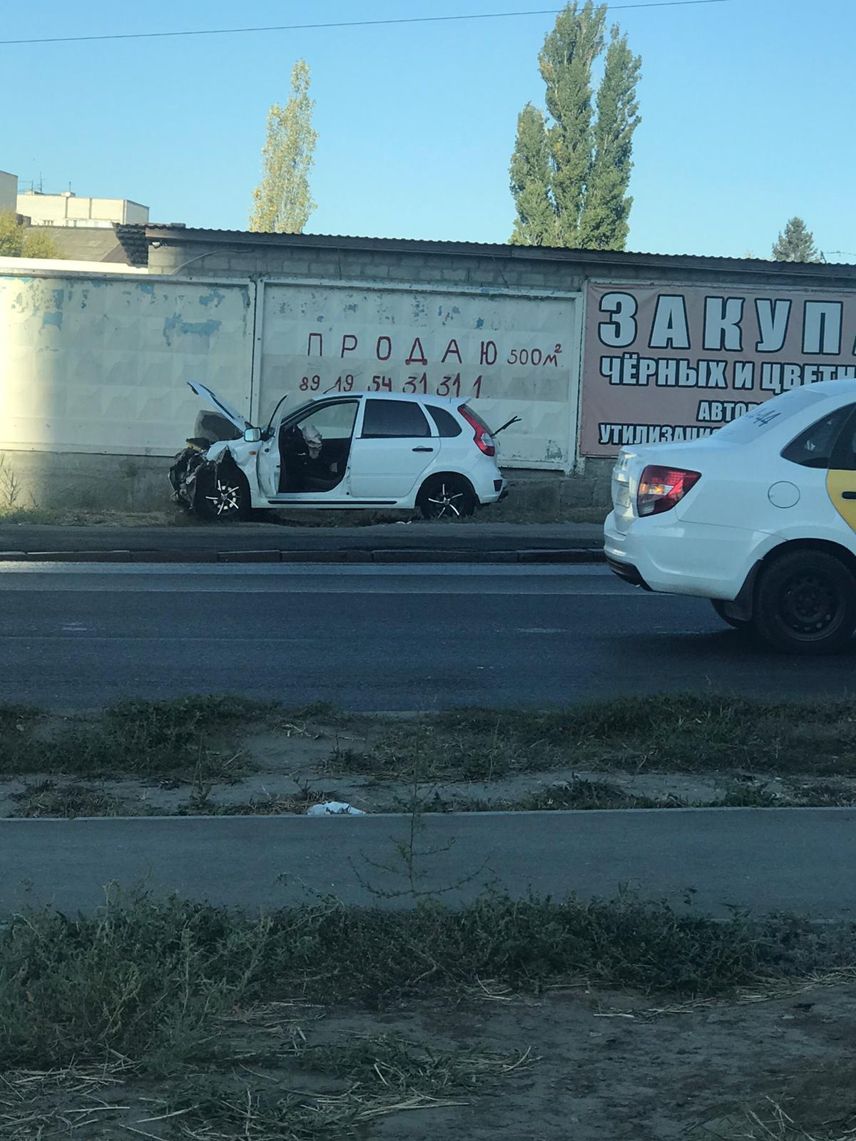 На Второй Продольной в Волгограде «Лада Калина» вылетела с дороги после ДТП  с «Нивой»: собирается пробка