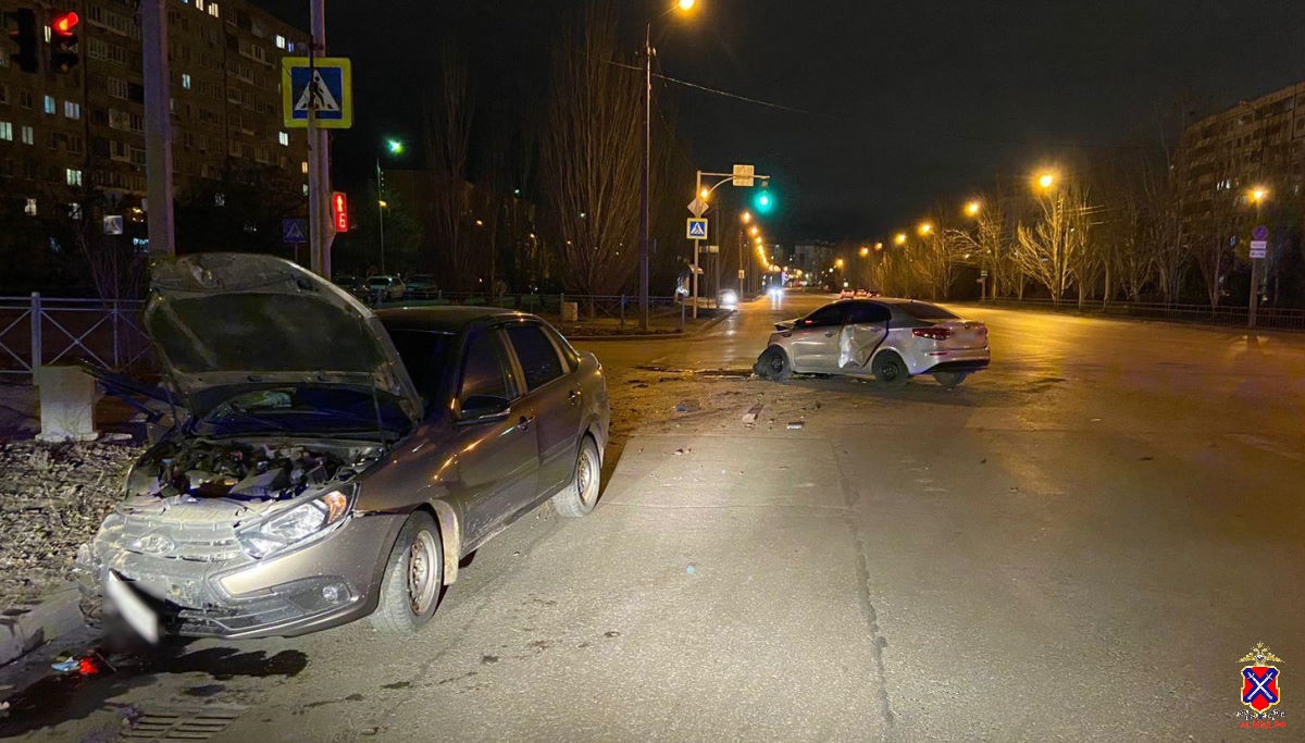 На видео попала авария с четырьмя пострадавшими под Волгоградом