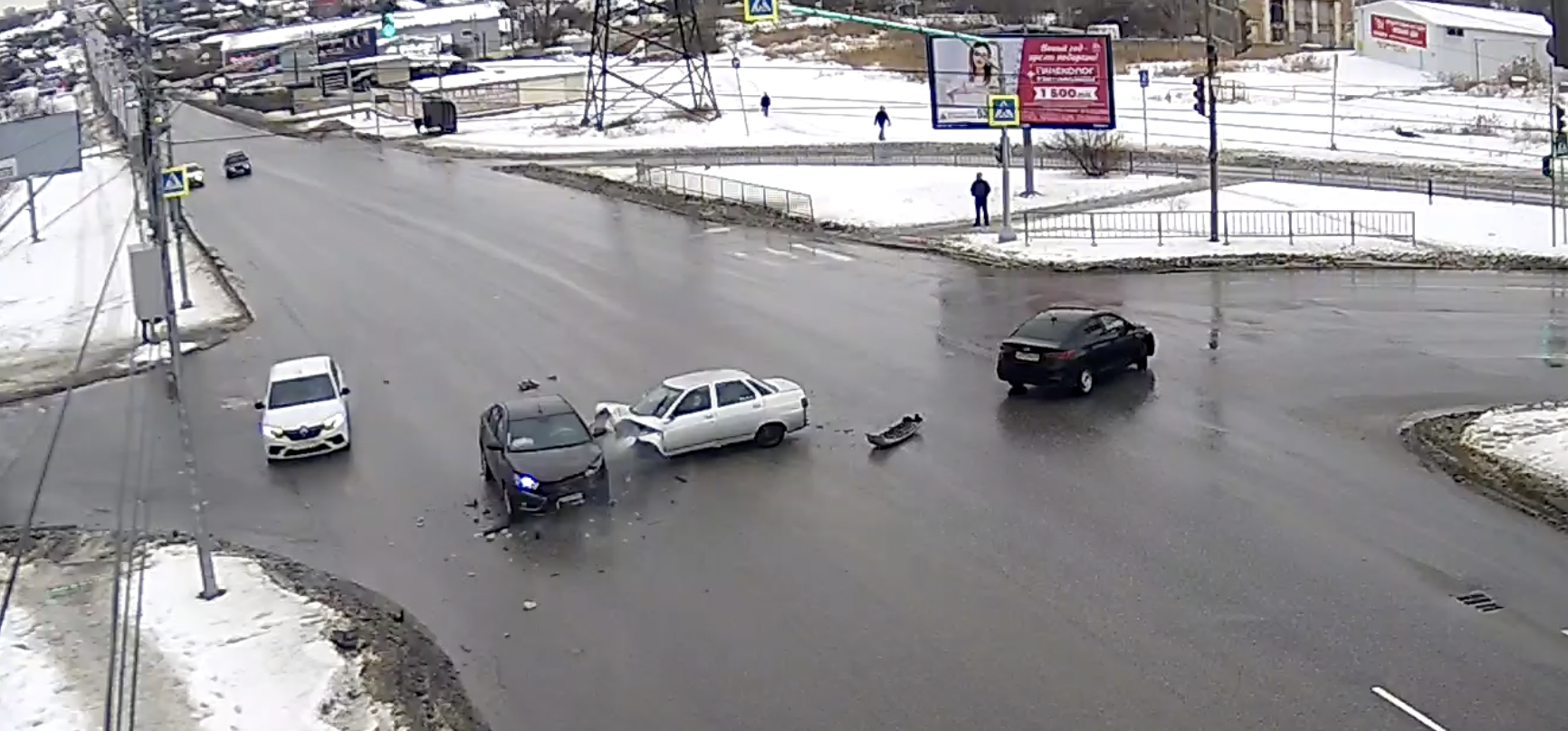 Лобовое столкновение двух LADA попало на видео в Волгограде