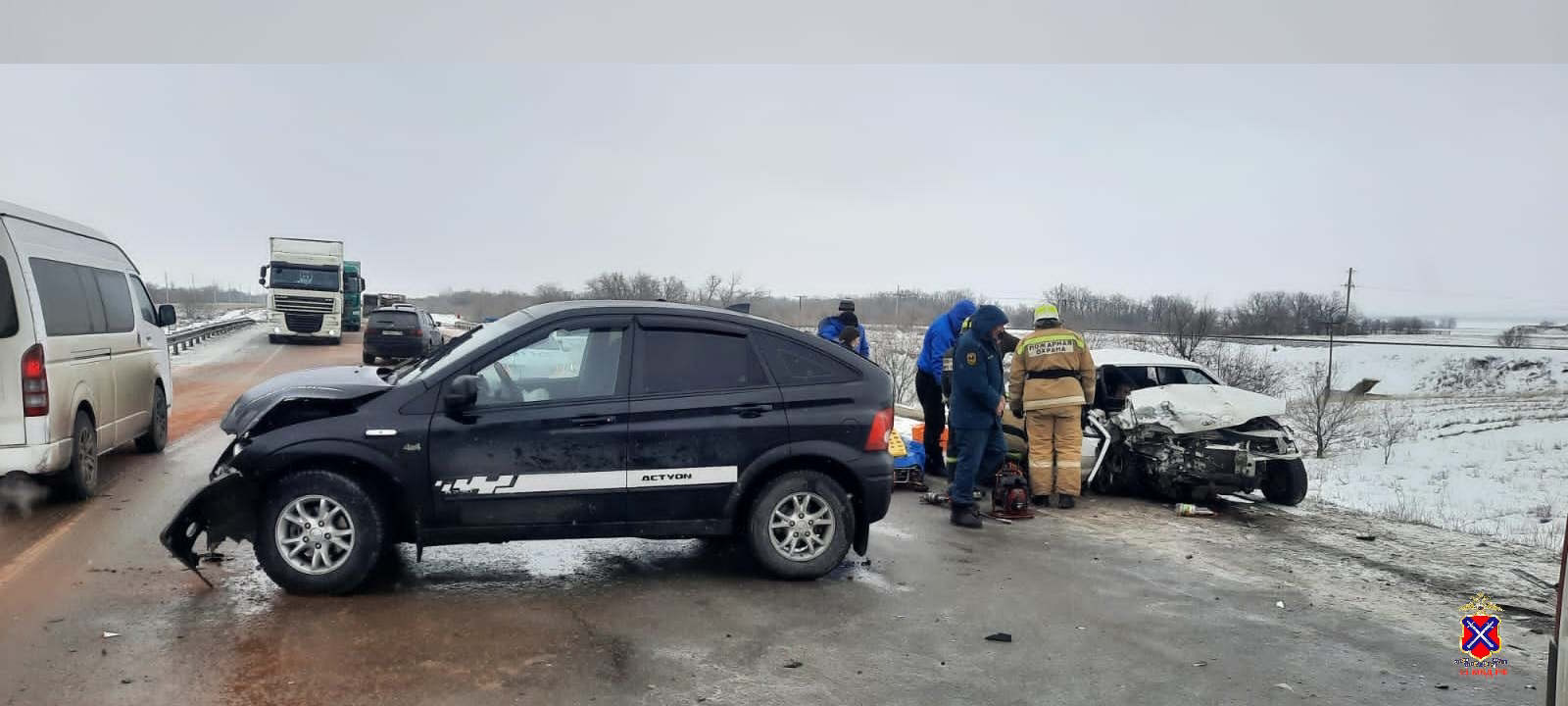 Вылет иномарки отправил четырех человек в больницу под Волгоградом