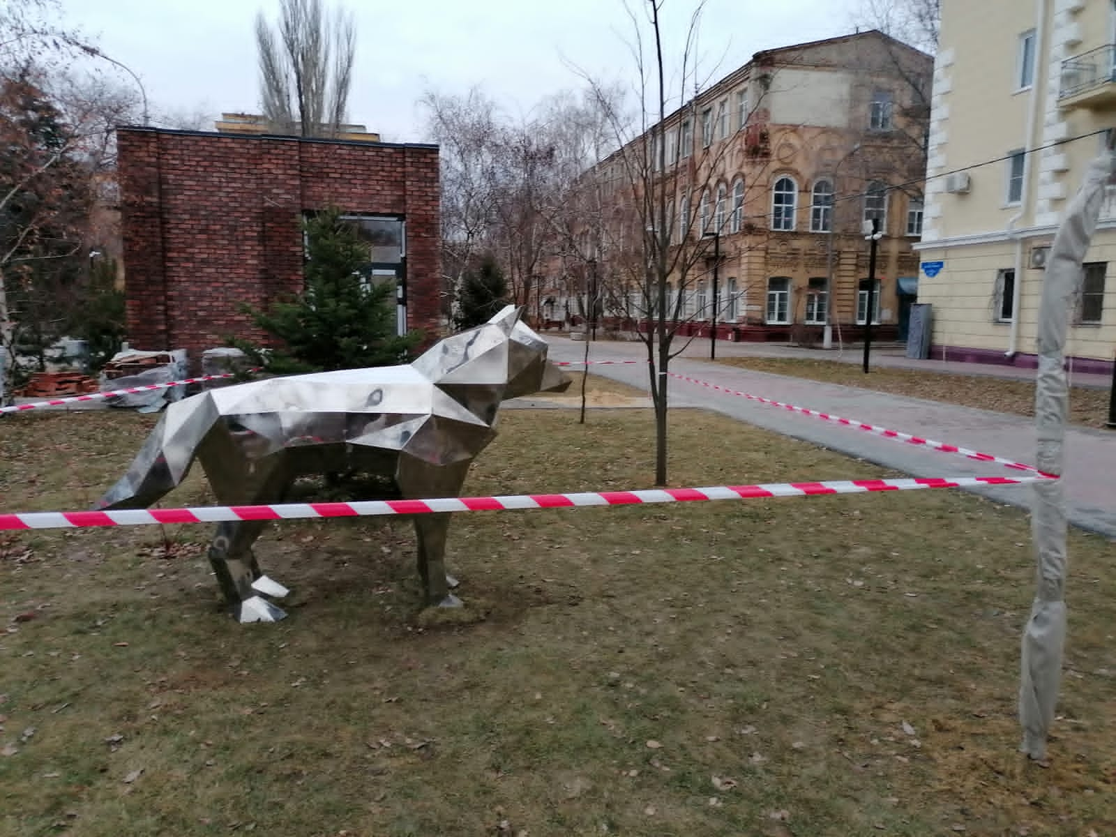 Проверка на вандализм провалена: полигональных зверей в Волгограде оградили  лентой