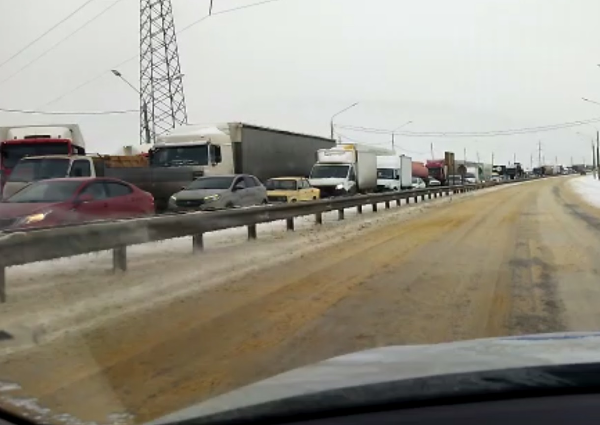 На въезде в Волгоград сняли на видео 7-километровую пробку с фурами