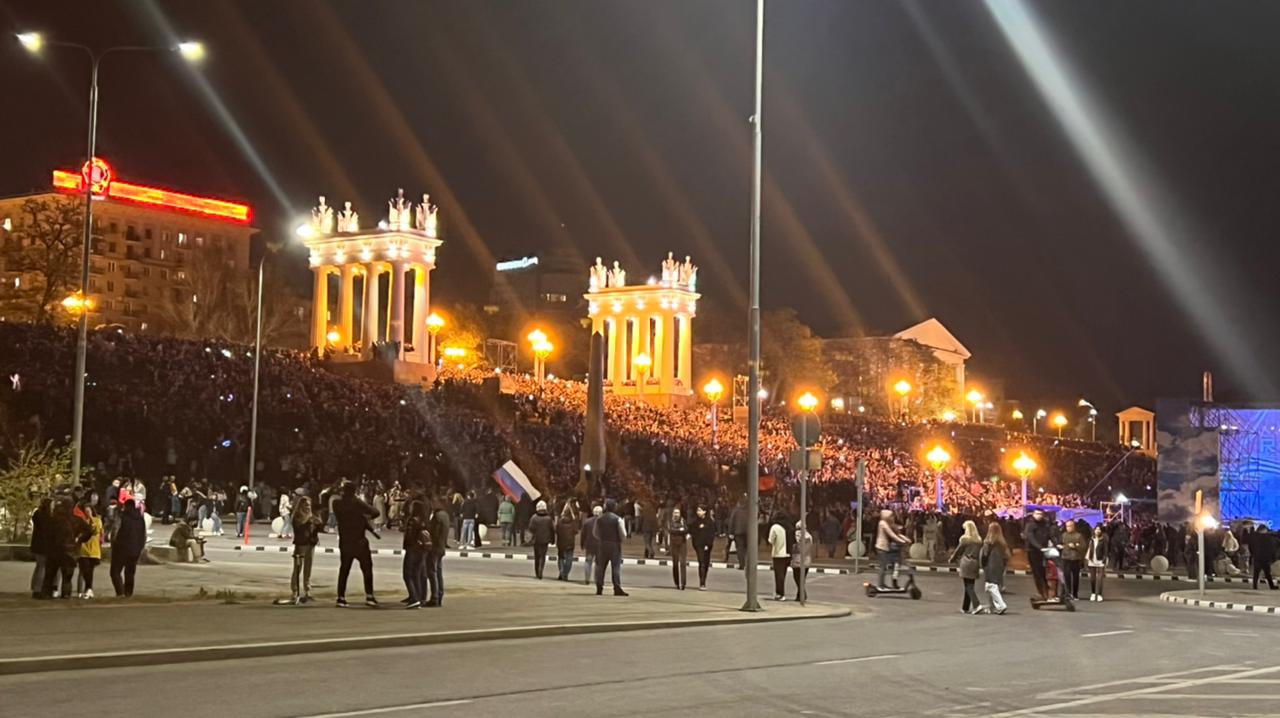 В Волгограде на набережной собралась многотысячная толпа ради концерта  Валерии и фейерверка