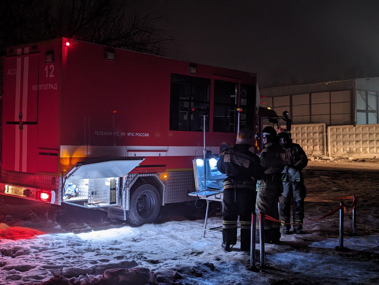 Мощный пожар в промзоне тушили ночью в Волгограде