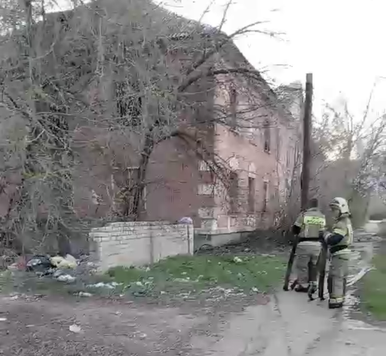 Волгоградка боится сгореть заживо в заброшенном доме