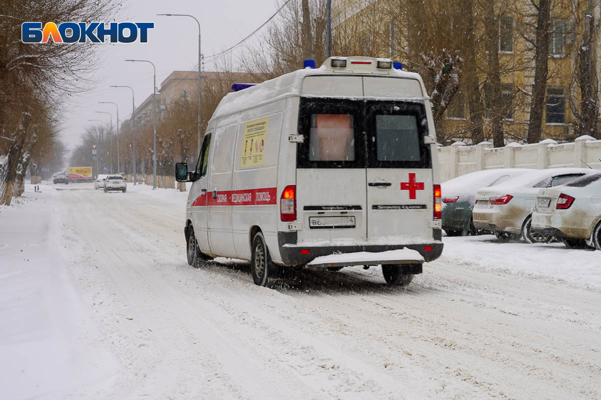 Скорая застряла в нерасчищенном от снега дворе в Волгограде