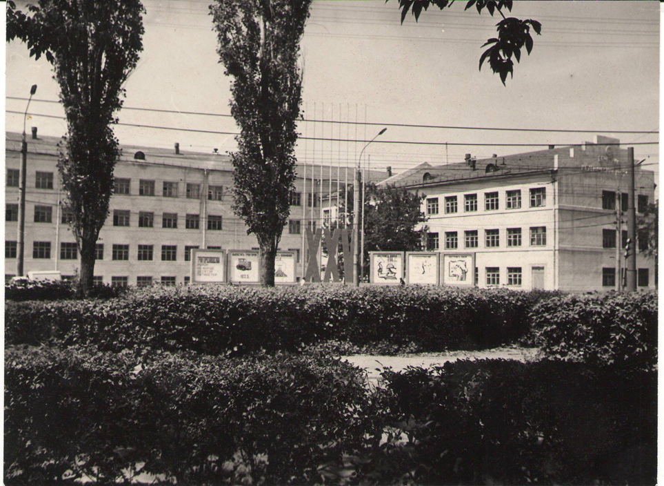 Здание , восстановленное в 1954 году (корпус на тракторном).jpg