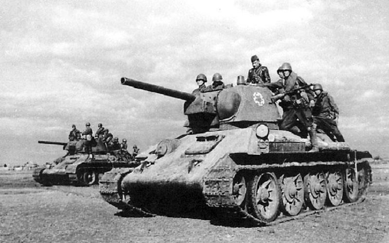 Танки-Т-34-с-десантом-выдвигаются-навстречу-противнику.-Сталинградский-фронт-октябрь-1942-года.jpg