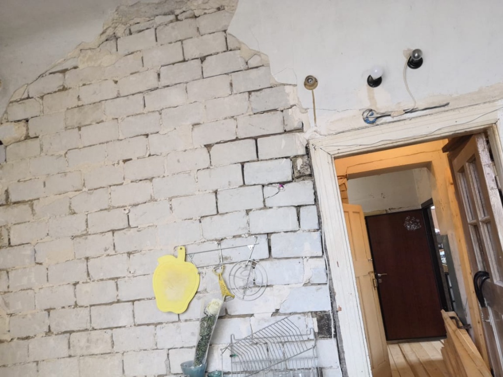В многоквартирном доме Волгограда рушатся стены