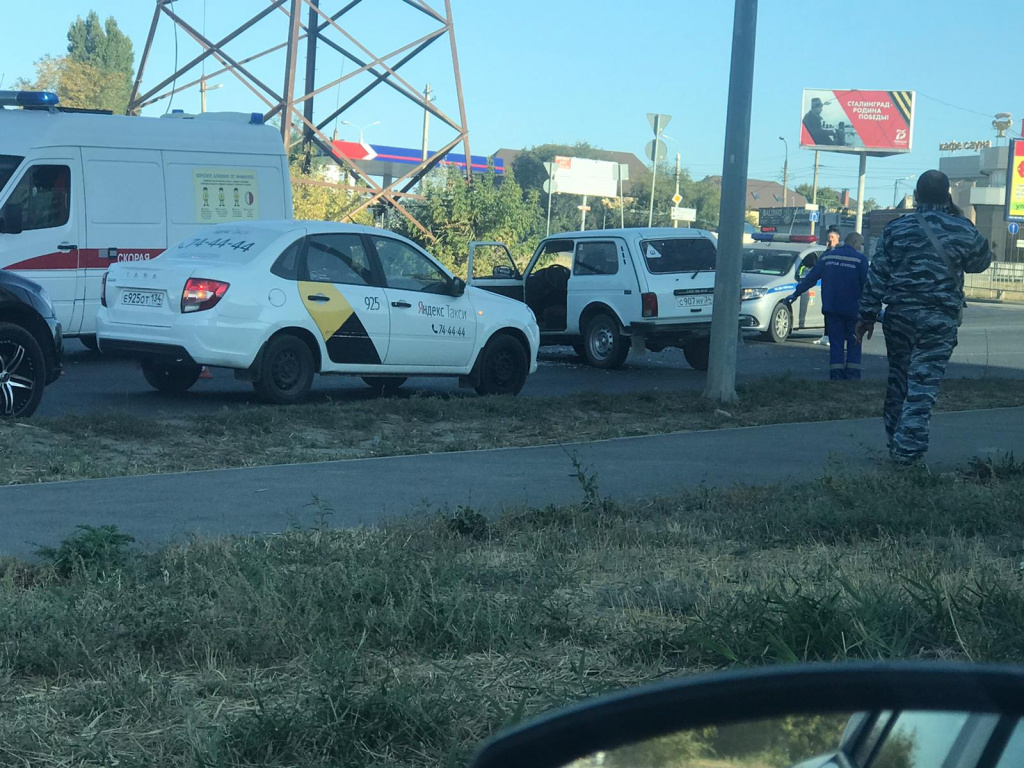 На Второй Продольной в Волгограде «Лада Калина» вылетела с дороги после ДТП  с «Нивой»: собирается пробка