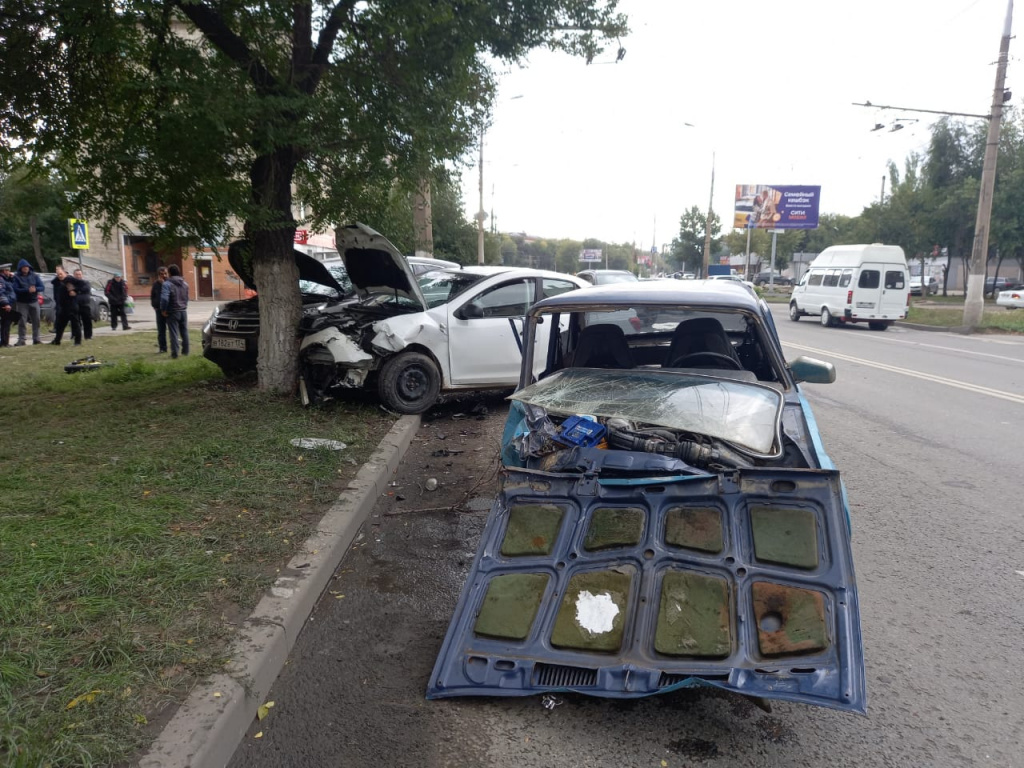 У «Жигули» оторвался багажник: фото с массового ДТП с пострадавшими в  Волгограде