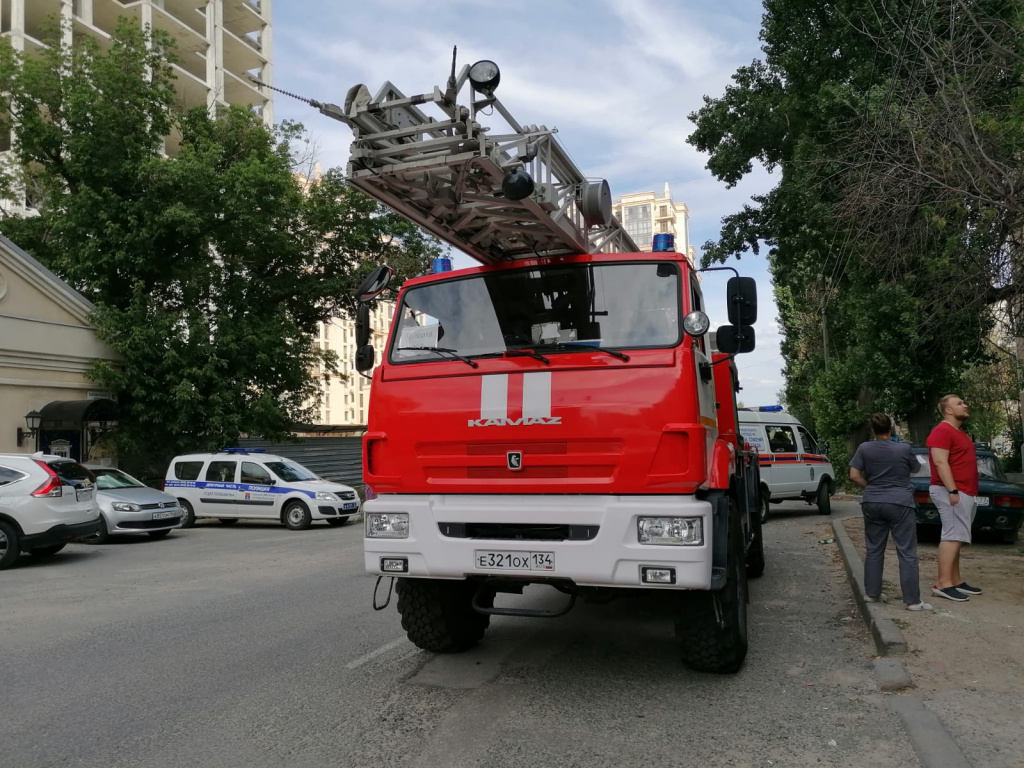 Андрей, помоги!»: мужчину спасли с карниза многоэтажки в центре Волгограда