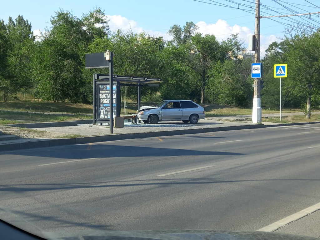 Водитель легковушки снес остановку в Волгограде