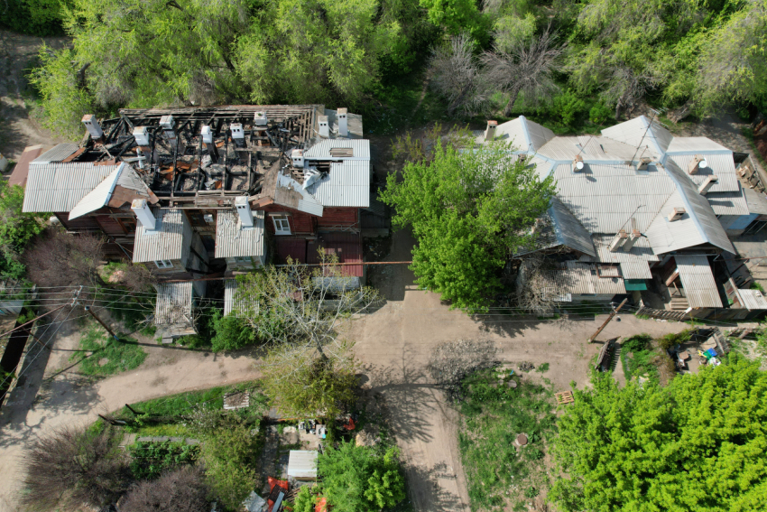 Pugachevskaya_11_sgorevshii_U0306_dom_dvor_Volgograd2.jpeg